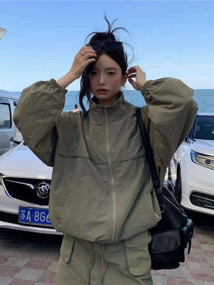 Outdoor Adventure Windbreaker - ชุดป้องกันแสงแดดคอตั้งสตรีแนววินเทจ - เสื้อกันลมน้ําหนักเบาและกระโปรงพลิ้วไหวสําหรับการผจญภัยกลางแจ้งในฤดูใบไม้ผลิ/ฤดูร้อน